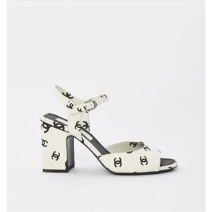 $1300 Chanel 22S White Black Lambskin CC Logo Strap Block Heel Sandal Size 40